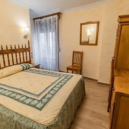 Hostal Santo Domingo de Silos * Santo Domingo De Silos